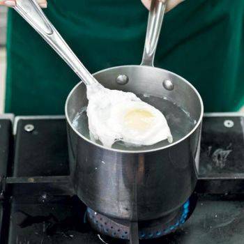 When cooked (about 3 minutes), lift The poached egg with a slotted, letting  excess water drip. Enjoy while warm.